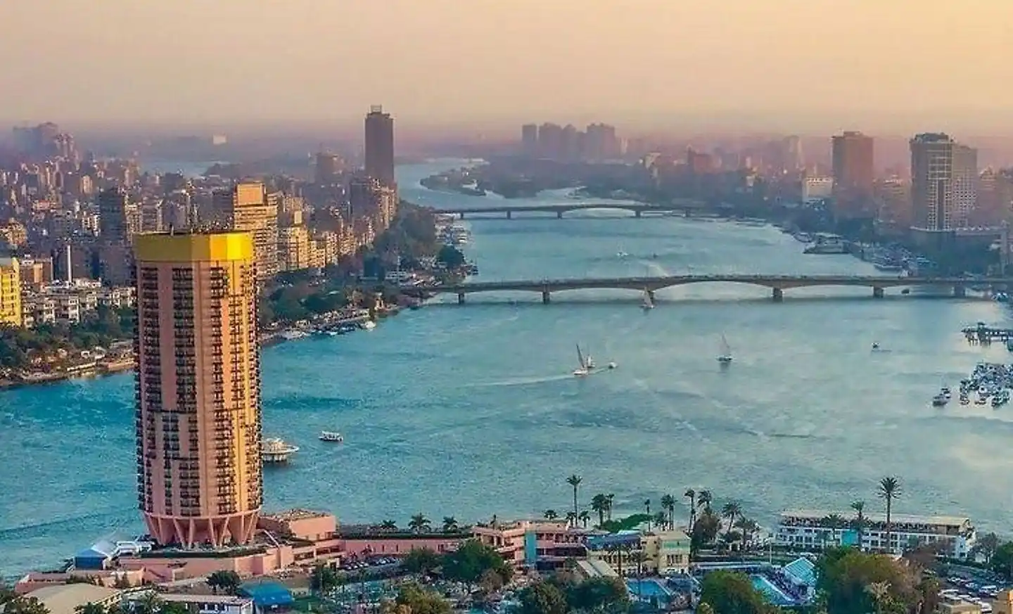 نهر النيل وأفق مدينة القاهرة